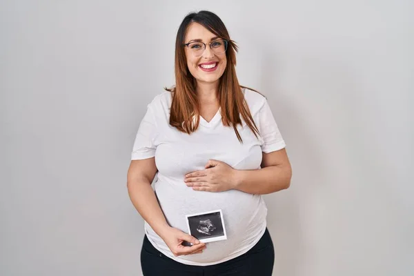 Kobieta Ciąży Trzyma Ekografię Dziecka Uśmiechając Się Uśmiechem Twarzy Wykazujące — Zdjęcie stockowe