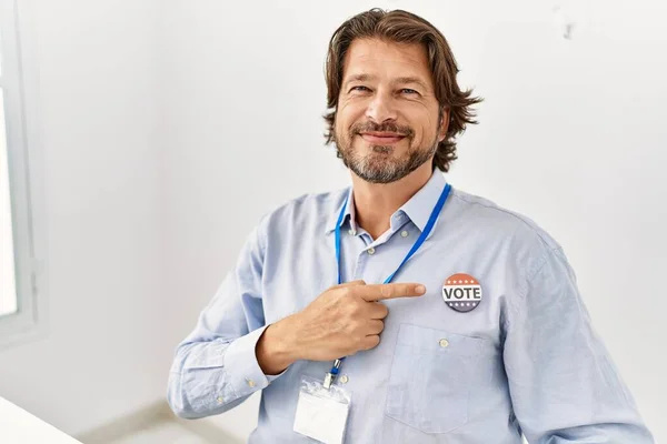 Middle Age Caucasian Man Smiling Confident Pointing Finger Badge Electoral — стоковое фото