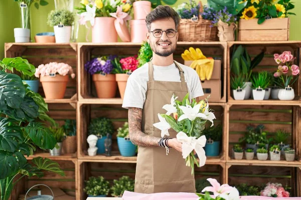 Young Hispanic Man Florist Holding Bouquet Flowers Flower Shop — Stock Photo, Image