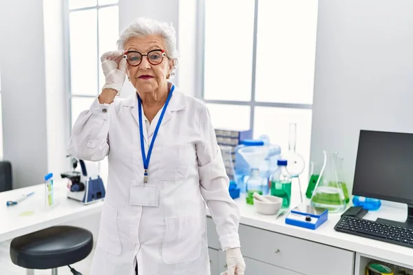 Starsza Siwowłosa Kobieta Mundurze Naukowca Stojąca Laboratorium — Zdjęcie stockowe