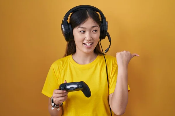 Chinese Young Woman Playing Video Game Holding Controller Smiling Happy — Foto de Stock