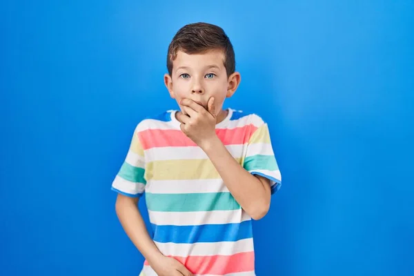 Niño Caucásico Joven Pie Sobre Fondo Azul Mirando Fascinado Con — Foto de Stock