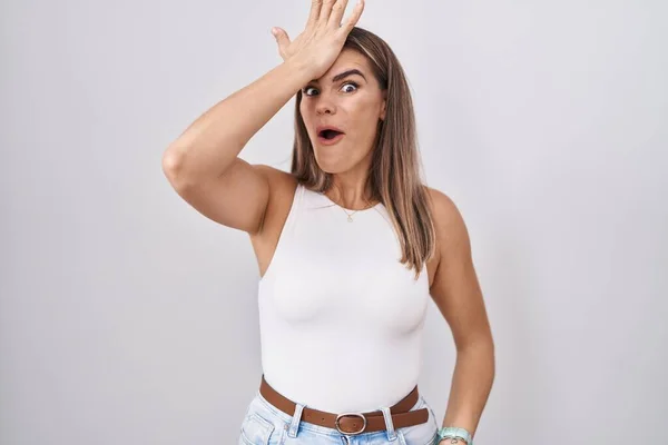 Mulher Jovem Hispânica Sobre Fundo Branco Surpreso Com Mão Cabeça — Fotografia de Stock