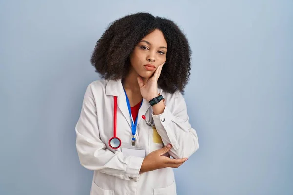 Jeune Femme Afro Américaine Portant Uniforme Médecin Stéthoscope Penser Recherche — Photo
