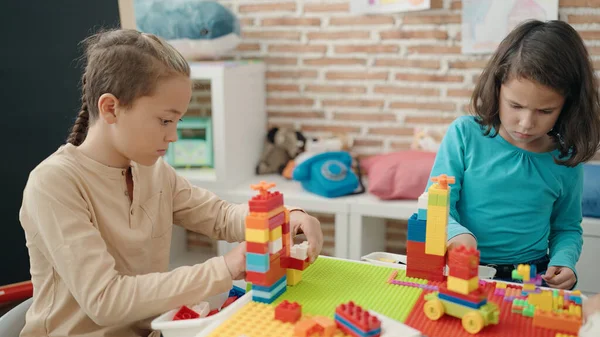 Két Gyerek Építőkockákkal Játszik Asztalon Óvodában — Stock Fotó