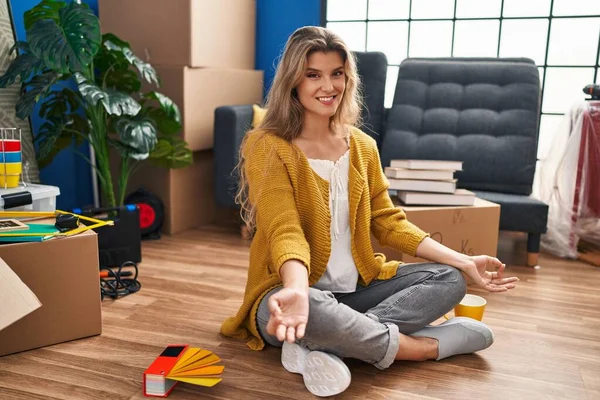 Junge Blonde Frau Macht Yoga Übungen Neuen Zuhause — Stockfoto