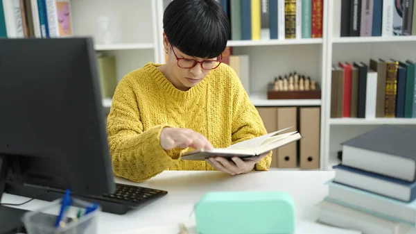 Young Chinese Woman Student Reading Book Studying Library University — Foto Stock