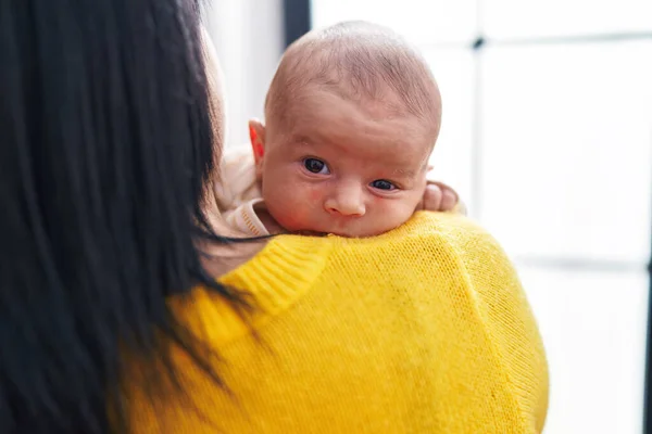Adorable Caucasian Baby Mother Arms Home — ストック写真