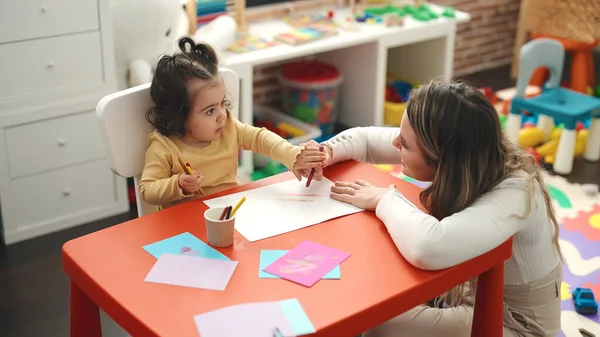 유치원에서 위에서 종이를 그리며 교사와 어린아이 — 스톡 사진