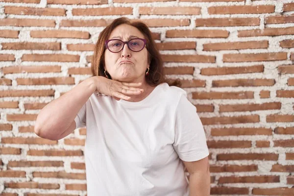 Senior Woman Glasses Standing Bricks Wall Cutting Throat Hand Knife — Fotografia de Stock