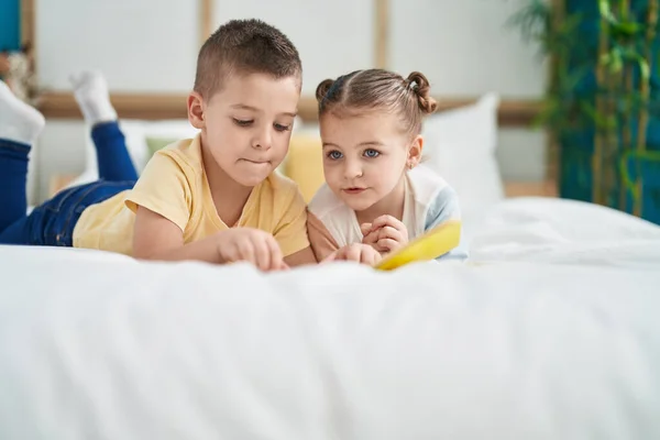 Two Kids Reading Story Book Lying Bed Bedroom — Stock fotografie