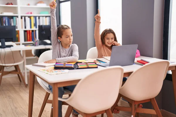 Δύο Παιδιά Μαθητές Που Χρησιμοποιούν Υπολογιστή Έχοντας Online Μάθημα Στην — Φωτογραφία Αρχείου