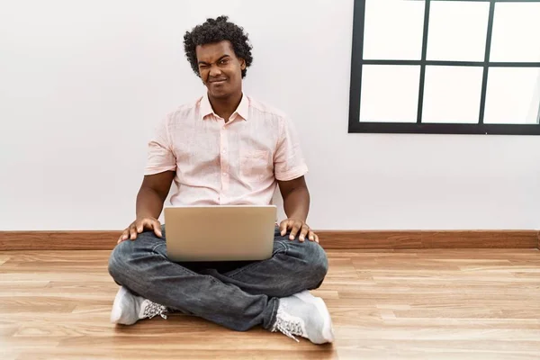 Afrikansk Man Med Lockigt Hår Med Bärbar Dator Sittande Golvet — Stockfoto