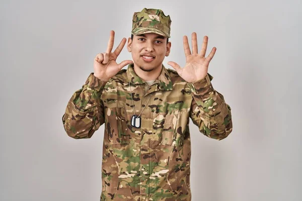 Jonge Arabier Man Draagt Camouflage Leger Uniform Tonen Wijzen Met — Stockfoto