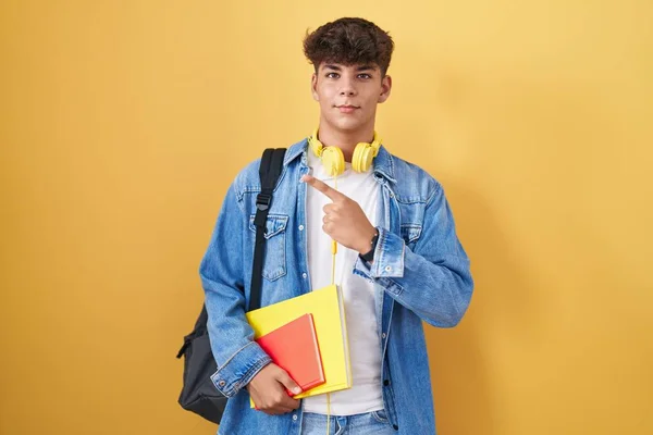 Der Hispanische Teenager Trägt Einen Studentenrucksack Und Hält Bücher Fröhlich — Stockfoto