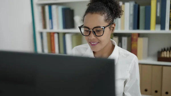 Afrikansk Amerikansk Kvinna Student Med Hjälp Dator Studerar Vid Biblioteket — Stockfoto