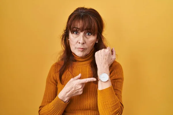 Middle Age Hispanic Woman Standing Yellow Background Hurry Pointing Watch — Stock Photo, Image