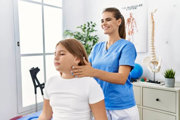 Kadın Kız Fizyoterapist Hasta Fizik Tedavi Kliniğinde Boyun Masajı Yapıyorlar — Stok fotoğraf