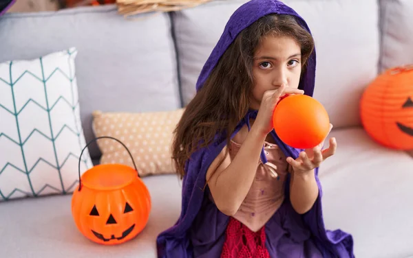 Cadılar Bayramı Kostümü Giymiş Sevimli Spanyol Kız Evde Balon Şişiriyor — Stok fotoğraf
