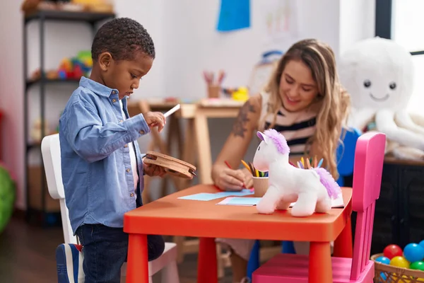Lehrerin Und Kleinkind Halten Tamburin Der Hand Und Zeichnen Kindergarten — Stockfoto