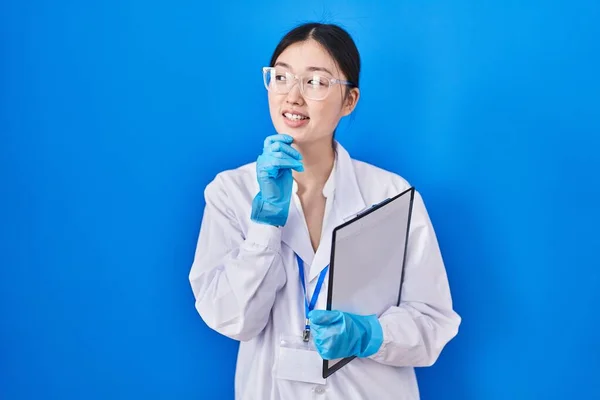 Mujer Joven China Que Trabaja Laboratorio Científico Con Mano Barbilla —  Fotos de Stock