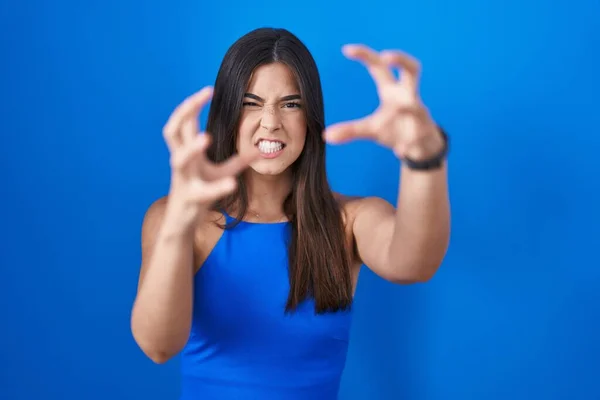 Hispanic Woman Standing Blue Background Shouting Frustrated Rage Hands Trying — Zdjęcie stockowe