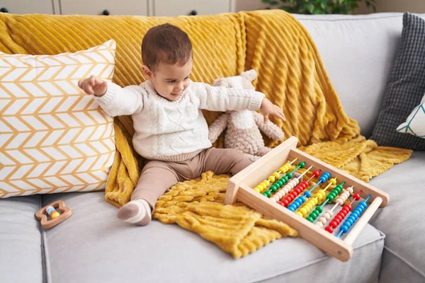 Adorável Criança Hispânica Brincando Com Ábaco Sentado Sofá Casa — Fotografia de Stock