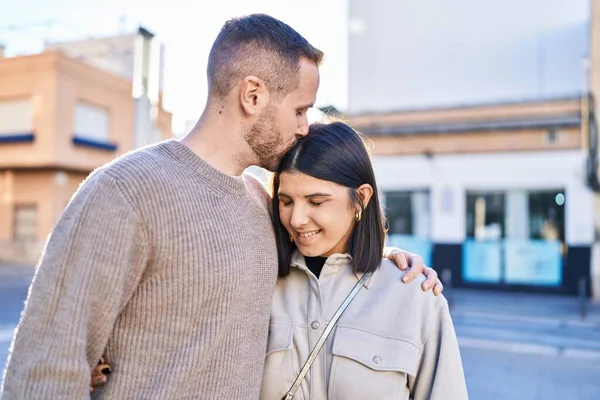 Άνδρες Και Γυναίκες Χαμογελούν Αυτοπεποίθηση Αγκαλιάζονται Φιλιούνται Στο Δρόμο — Φωτογραφία Αρχείου