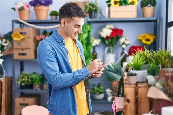 Молодой Латиноамериканец Флорист Уверенно Улыбающийся Пишущий Документе Цветочном Магазине — стоковое фото
