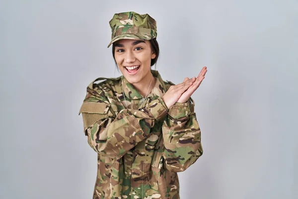 Joven Mujer Del Sur Asia Vistiendo Camuflaje Ejército Uniforme Aplaudiendo — Foto de Stock