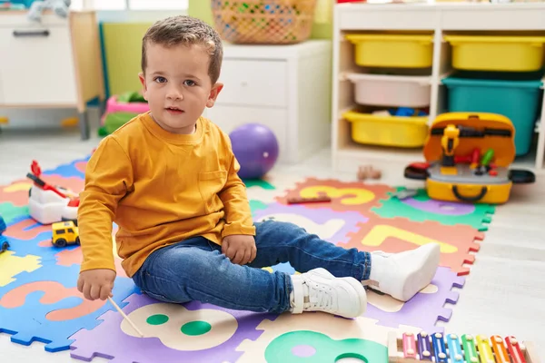 愛らしいCaucasian男の子遊びますXylophone座っている床に幼稚園 — ストック写真
