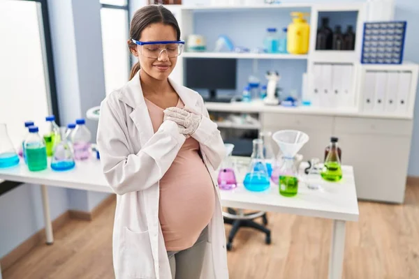 Молодая Беременная Женщина Работающая Научной Лаборатории Улыбается Закрытыми Глазами Груди — стоковое фото