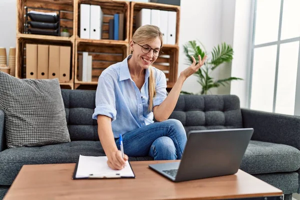 Young Blonde Woman Having Psychology Online Session Clinic — Stock Photo, Image