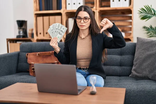Jovem Trabalhando Consultório Segurando Dinheiro Com Cara Irritada Sinal Negativo — Fotografia de Stock