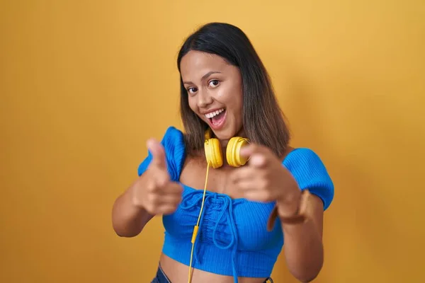 Hispanic Young Woman Standing Yellow Background Pointing Fingers Camera Happy — Zdjęcie stockowe