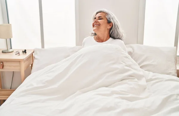 Middle Age Woman Smiling Confident Sitting Bed Bedroom — Stock Photo, Image