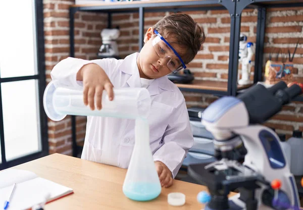 Adorable Hispanic Boy Student Pouring Liquid Test Tube Laboratory Classroom — Stockfoto