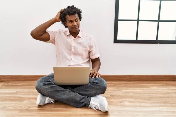 African Man Curly Hair Using Laptop Sitting Floor Confuse Wonder — Stockfoto