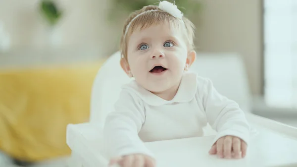 Αξιολάτρευτο Ξανθό Μωρό Χαμογελά Αυτοπεποίθηση Κάθεται Καρεκλάκι Στο Σπίτι — Φωτογραφία Αρχείου