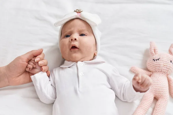 Adorável Bebê Hispânico Deitado Cama Segurando Mão Mãe Quarto — Fotografia de Stock
