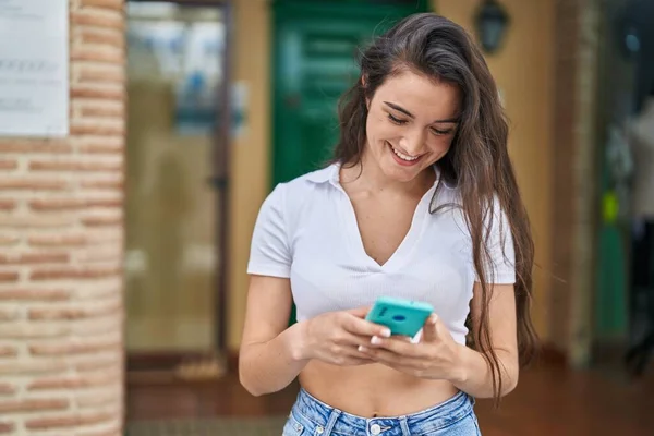 Junge Hispanische Frau Lächelt Selbstbewusst Mit Smartphone Auf Der Straße — Stockfoto