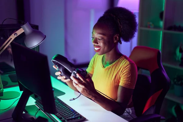 African American Woman Streamer Using Computer Holding Headphones Gaming Room — Photo