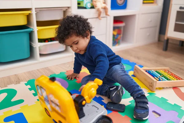 Adorável Criança Hispânica Brincando Com Ferramentas Brinquedos Jardim Infância — Fotografia de Stock