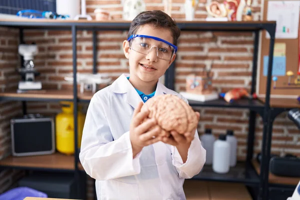 Adorable Estudiante Hispano Sonriendo Confiado Sosteniendo Cerebro Aula Laboratorio —  Fotos de Stock