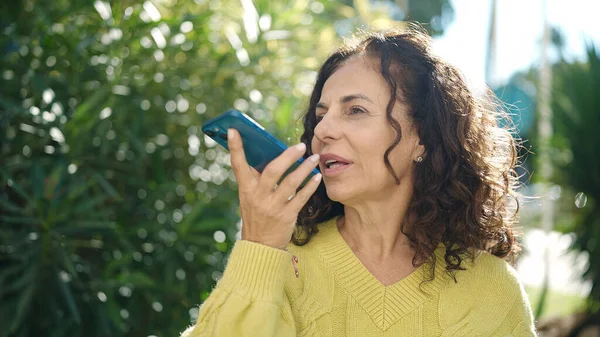 Mulher Hispânica Meia Idade Falando Smartphone Com Expressão Séria Parque — Fotografia de Stock