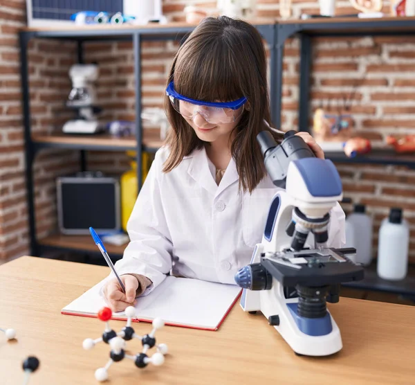 Bedårande Latinamerikansk Flicka Student Med Mikroskop Skriva Noteboo Laboratorium Klassrum — Stockfoto