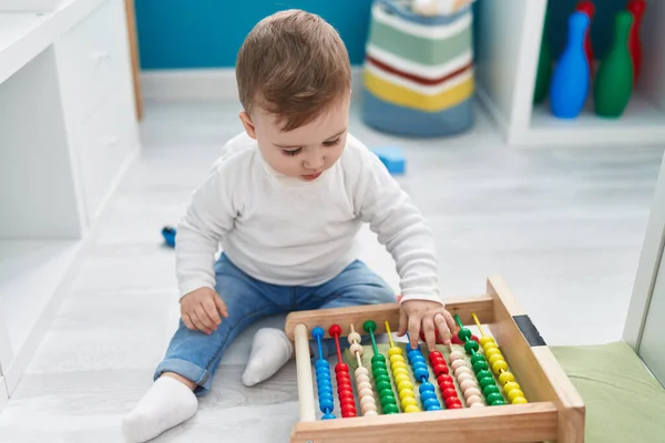 Bebê Caucasiano Adorável Brincando Com Ábaco Sentado Chão Jardim Infância — Fotografia de Stock