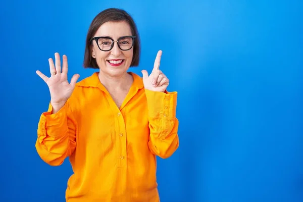 Middle Age Hispanic Woman Wearing Glasses Standing Blue Background Showing — Stock Photo, Image
