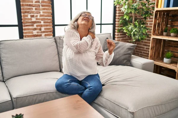 Middle Age Woman Sitting Sofa Suffering Back Pain Home — Stock Photo, Image