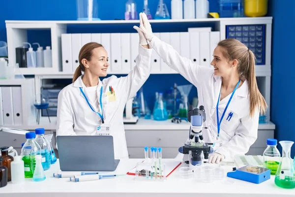 Duas Mulheres Cientistas Cinco Com Mãos Levantadas Laboratório — Fotografia de Stock